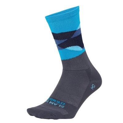 grey DeFeet Aireator cycling sock with overlapping mountain shapes in shades of blue around the cuff